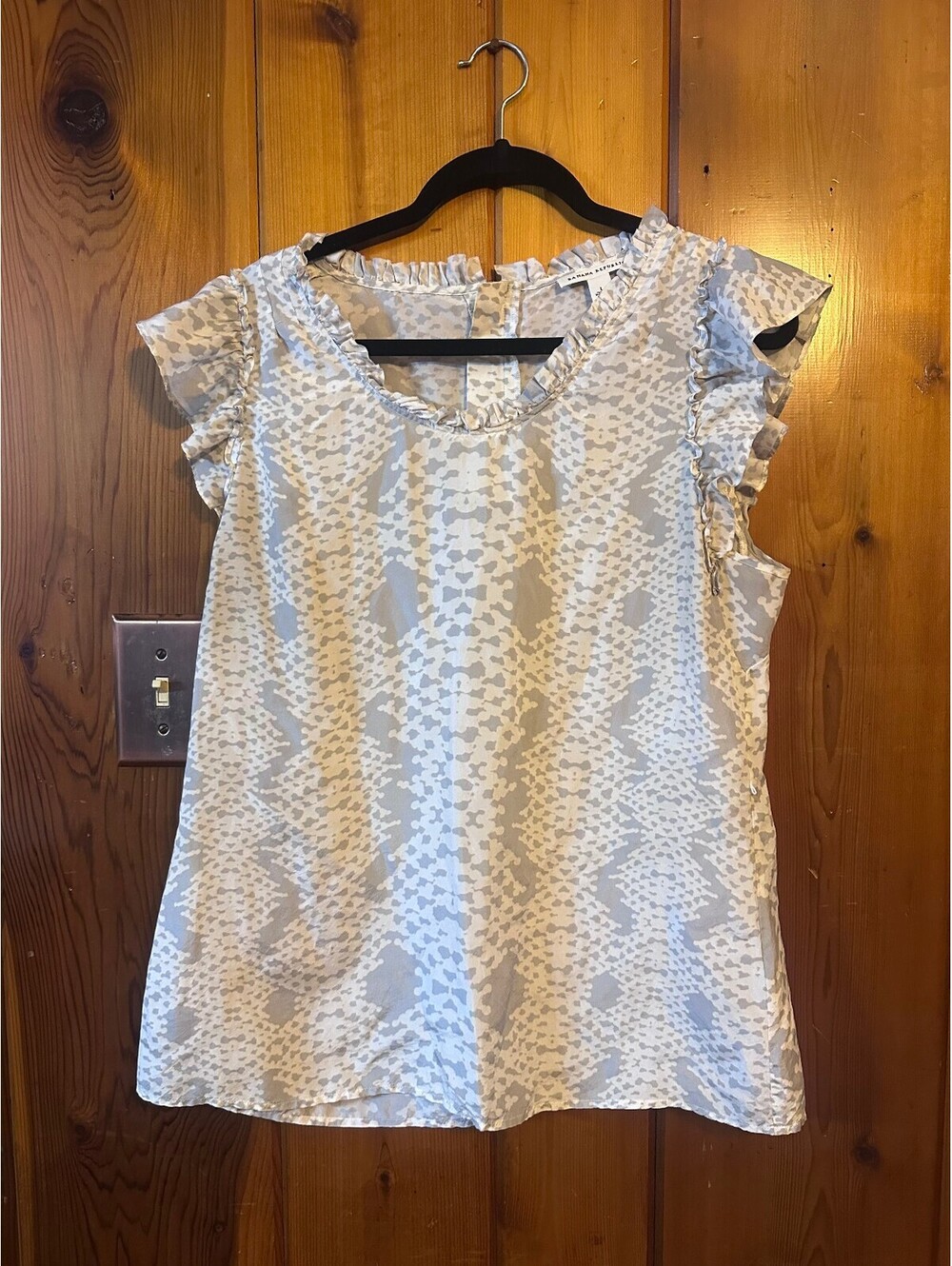Banana Republic Women's Light Patterned Ruffle Sleeve Blouse Size L